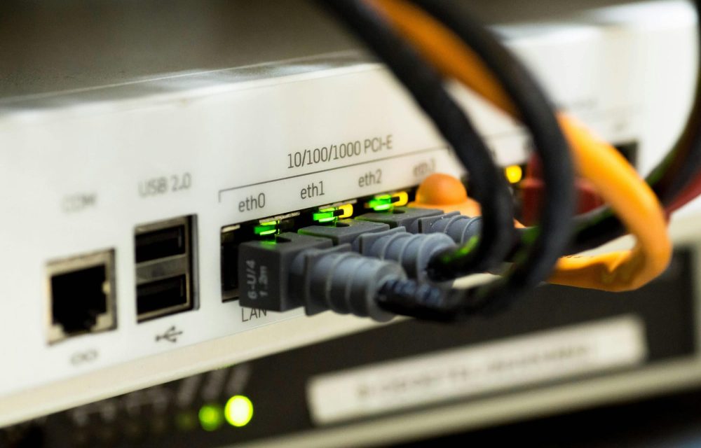 Netzwerk-Switch mit Kabeln