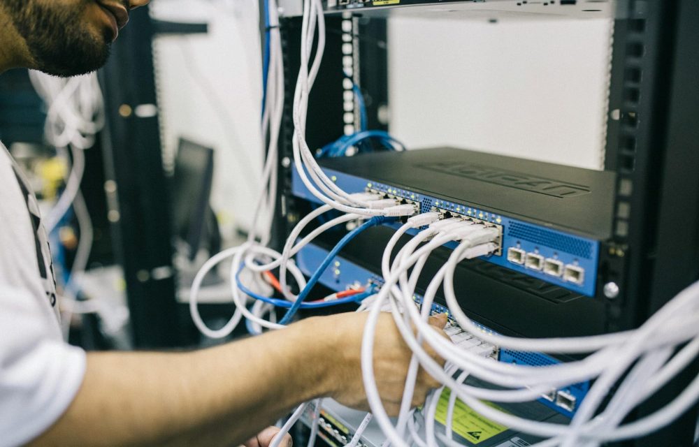 Techniker verkabelt ein Serverrack